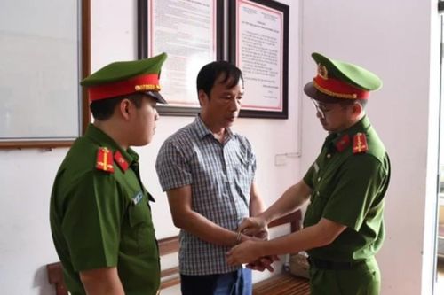 Bắt khẩn cấp chủ tịch xã vì để xảy ra khai thác đất lậu ở Phú Thọ