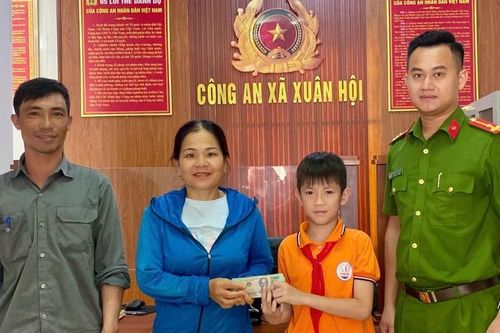 Nam sinh lớp 5 nhặt được 61 triệu mang đến công an trả lại