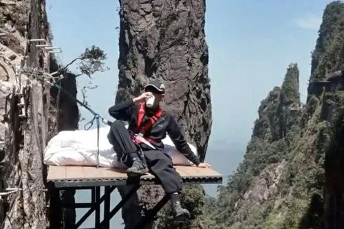 Trung Quốc: Trải nghiệm check in giường treo vách đá cách mặt đất 100 mét