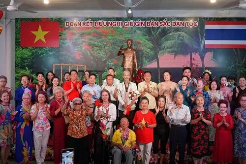 Nhà hát kịch Việt Nam 'chiêu đãi' kiều bào Thái Lan vở kịch Bác Hồ một tình yêu bao la