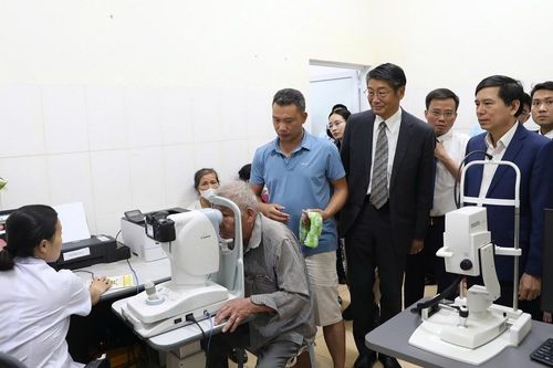 Đại sứ quán Nhật Bản bàn giao thiết bị y tế cho Bệnh viện Mắt tỉnh Hà Nam