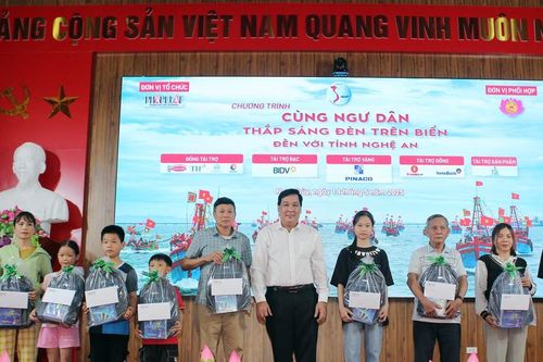 Nghệ An: Lan tỏa chương trình 'Cùng ngư dân thắp sáng đèn trên biển'