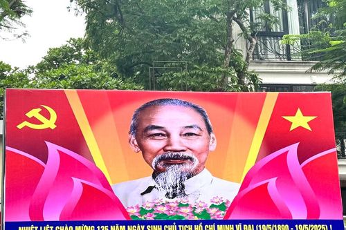 Hà Nội rực rỡ sắc màu kỷ niệm 135 năm ngày sinh nhật Bác 19/5