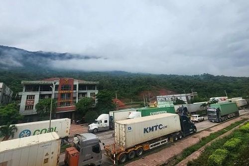 Hàng trăm phương tiện 'kẹt cứng' đoạn Cửa khẩu Cha Lo vì đường ở Lào hư hỏng