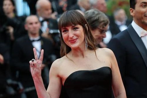 Bộ phim mở màn Cannes nhận tràng pháo tay 5 phút gây tranh cãi