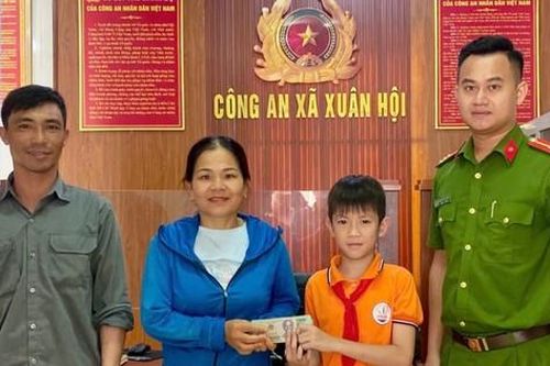 Nam sinh nhờ công an tìm người đánh rơi hàng chục triệu đồng
