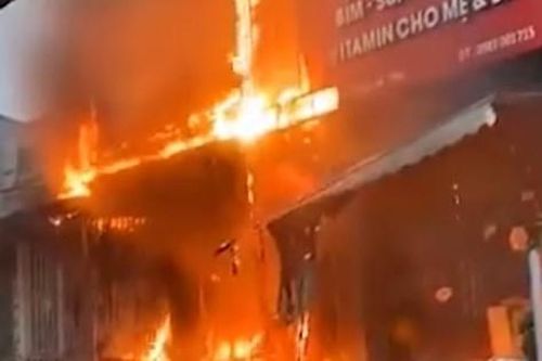 CLIP: Cửa hàng bốc cháy, 4 người đang ngủ thoát chết nhờ tiếng hô hoán