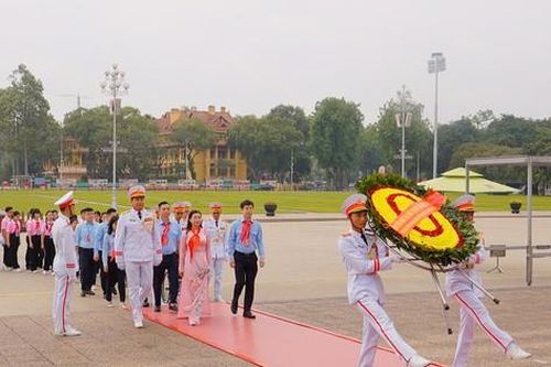 Đại biểu Cháu ngoan Bác Hồ vào Lăng viếng Chủ tịch Hồ Chí Minh