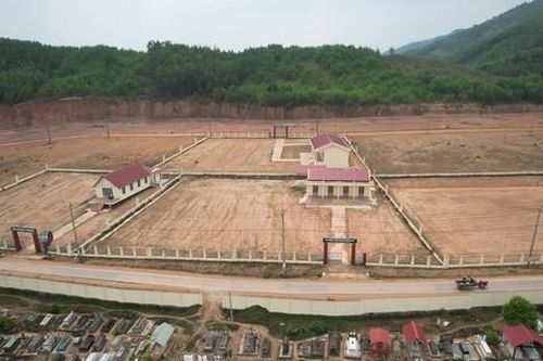 Hoang tàn khu định canh, định cư 70 tỷ đồng đối diện nghĩa trang