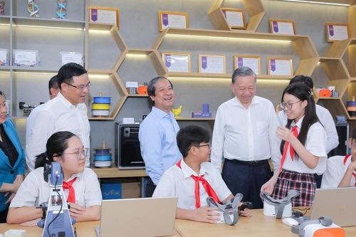 Tổng Bí thư Tô Lâm gửi gắm kỳ vọng vào thế hệ trẻ trong chuyến thăm các trường Hà Nội