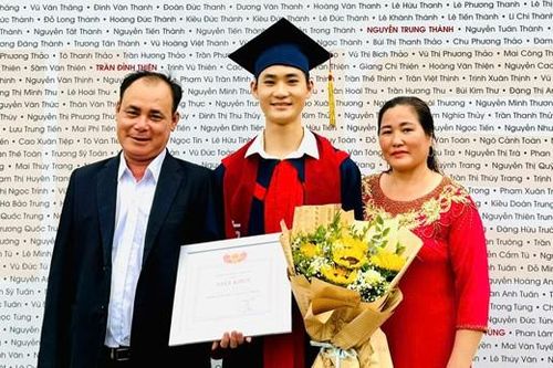 Bố mẹ ở Thanh Hóa chưa đọc thông viết thạo nuôi con trai tốt nghiệp ĐH xuất sắc