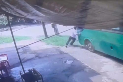 Cố ngăn xe buýt đang trôi, phụ xe bị tông tử vong