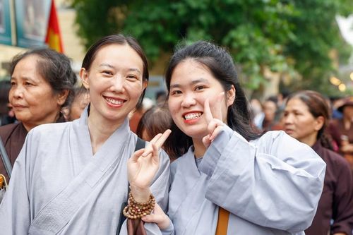 Người dân đến chiêm bái chỉ cần chờ vài chục phút, chùa Quán Sứ mở cửa xuyên đêm