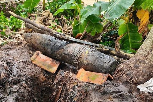 Phát hiện quả bom hơn 200kg khi đào mương