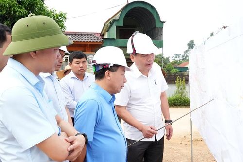 Phó Chủ tịch UBND tỉnh Nghệ An Nguyễn Văn Đệ kiểm tra một số công trình thủy lợi trọng điểm