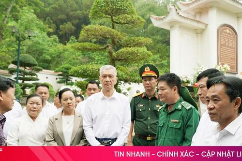 Bí thư Thành ủy Viêng Chăn dâng hương tại Ngã ba Đồng Lộc