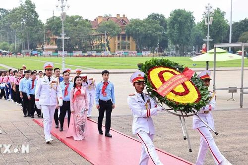 Đại biểu cháu ngoan Bác Hồ báo công và vào Lăng viếng Chủ tịch Hồ Chí Minh