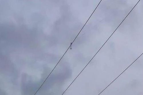 Lấy gậy sắt gỡ diều bị mắc trên dây điện cao thế, 3 học sinh thương vong