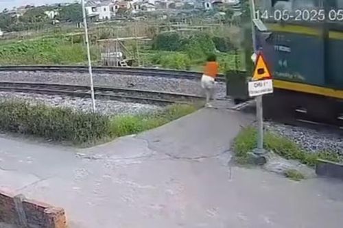 Đi bộ qua đường ray, người phụ nữ bị tàu hỏa đâm trúng