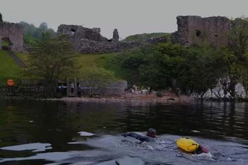 Một người đàn ông bị tấn công bởi sinh vật lạ tại hồ Loch Ness: Nó đập vào ngực tôi và còn đáng sợ hơn cá mập trắng