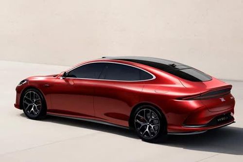 Xe sedan công suất 787 mã lực, trang bị vượt trội Toyota Camry, giá gần 740 triệu đồng