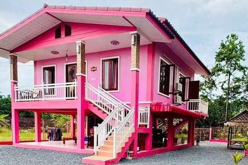 Người đàn ông xây căn nhà màu hồng từ trong ra ngoài để dưỡng già cùng mẹ và bà ngoại