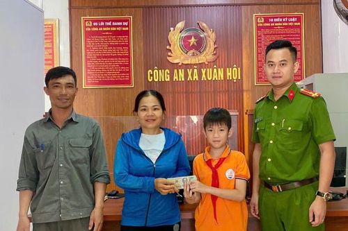 Nam sinh 11 tuổi nhặt được 61 triệu đồng, hành động tiếp đó khiến ai cũng ngợi khen