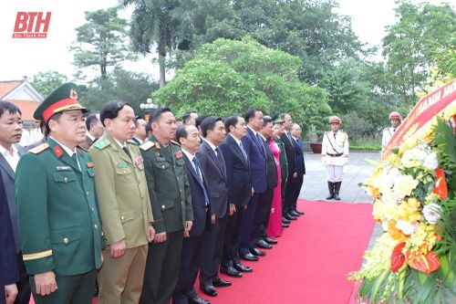 Đoàn đại biểu cấp cao hai tỉnh Thanh Hóa - Hủa Phăn dâng hương Chủ tịch Hồ Chí Minh, Bà mẹ Việt Nam Anh hùng và các Anh hùng liệt sĩ