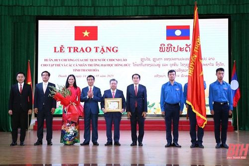 Trao tặng Huân, Huy chương của Chủ tịch nước CHDCND Lào cho tập thể, cá nhân Trường Đại học Hồng Đức