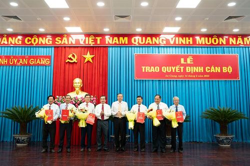 Trao quyết định cán bộ thuộc diện Ban Thường vụ Tỉnh ủy An Giang quản lý