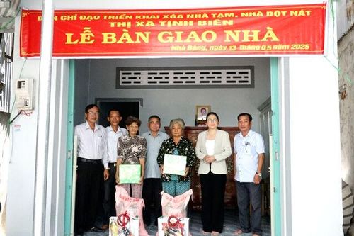 Bàn giao 2 căn nhà cho hộ nghèo, cận nghèo tại phường Nhà Bàng