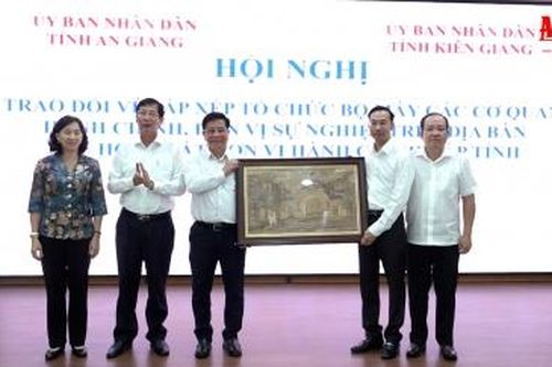 Tỉnh An Giang và tỉnh Kiên Giang trao đổi về sắp xếp tổ chức bộ máy hành chính, đơn vị sự nghiệp