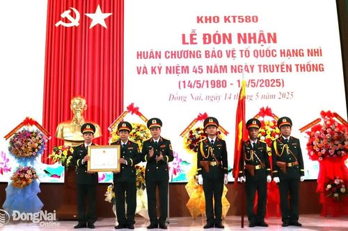 Kho KT580 đón nhận Huân chương Bảo vệ Tổ quốc hạng Nhì