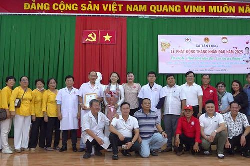 Khám sức khỏe, phát thuốc miễn phí, tặng quà cho người nghèo