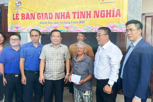 Các đơn vị bàn giao nhà tình nghĩa cho gia đình có công với cách mạng tại phường Vĩnh Trường