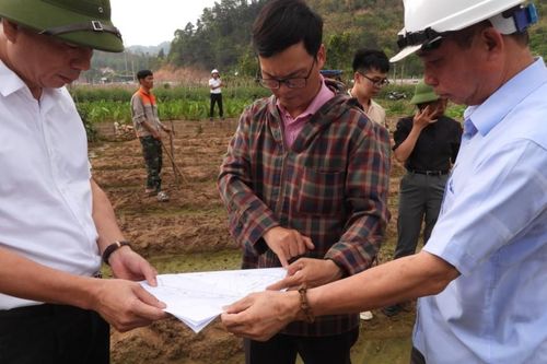 Lãnh đạo UBND thành phố kiểm tra, tháo gỡ vướng mắc mặt bằng di chuyển hạ tầng kỹ thuật cao tốc cửa khẩu Hữu Nghị-Chi Lăng
