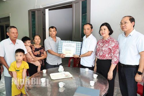 Thăm, tặng quà gia đình có thân nhân bị tai nạn lao động