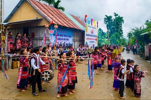 Niềm vui bên khung dệt