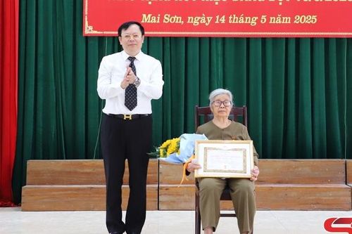 Lễ trao tặng Huy hiệu Đảng cho đảng viên đợt 19/5