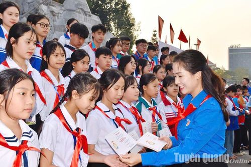 Em lớn lên cùng Đội