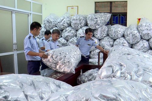 Phát hiện kho chứa 40.000 gói rong biển trôi nổi chuẩn bị tuồn ra thị trường