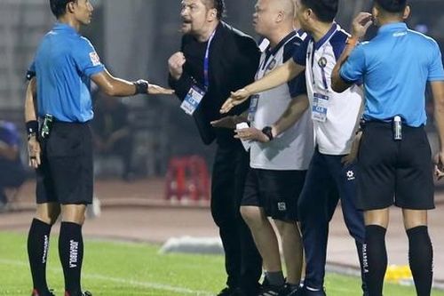 Khi tiếng còi méo mó sẽ tạo một nền bóng đá ung nhọt