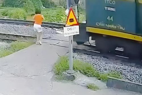 Bản tin TNGT 14/5: Đeo tai nghe đi bộ qua đường sắt, người phụ nữ bị tàu hỏa hất văng