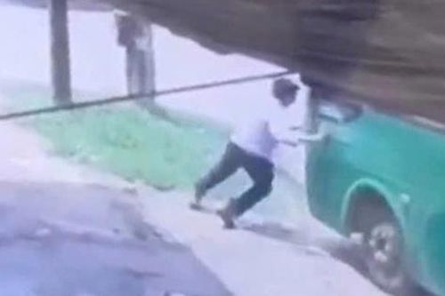 Cố ngăn xe buýt trôi tự do, phụ xe bị cán tử vong