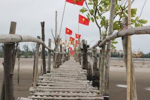Độc lạ cầu tre vượt biển ở Cồn Đen
