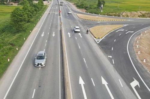 Bổ sung biển báo, đèn chiếu sáng tại các điểm giao cắt cao tốc qua Hà Tĩnh