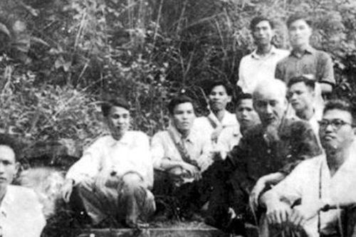 Đền Hùng còn in bóng Bác