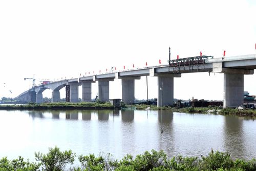 Hợp long công trình cầu vượt sông Đáy nối 2 tỉnh Ninh Bình – Nam Định