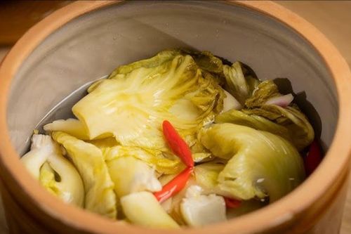 Cách muối dưa cải chua giòn ngon, vàng óng chỉ trong một ngày