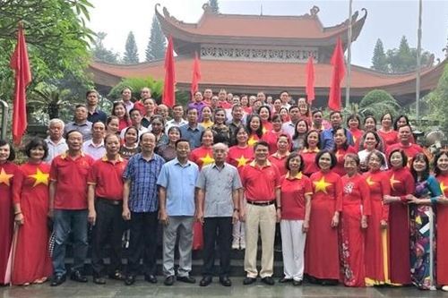 Công an hưu trí khối XDLL về nguồn tại ATK Định Hóa